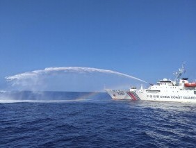 菲律宾军方说，中国空军飞机的照明弹危险举动危及菲律宾巡逻机